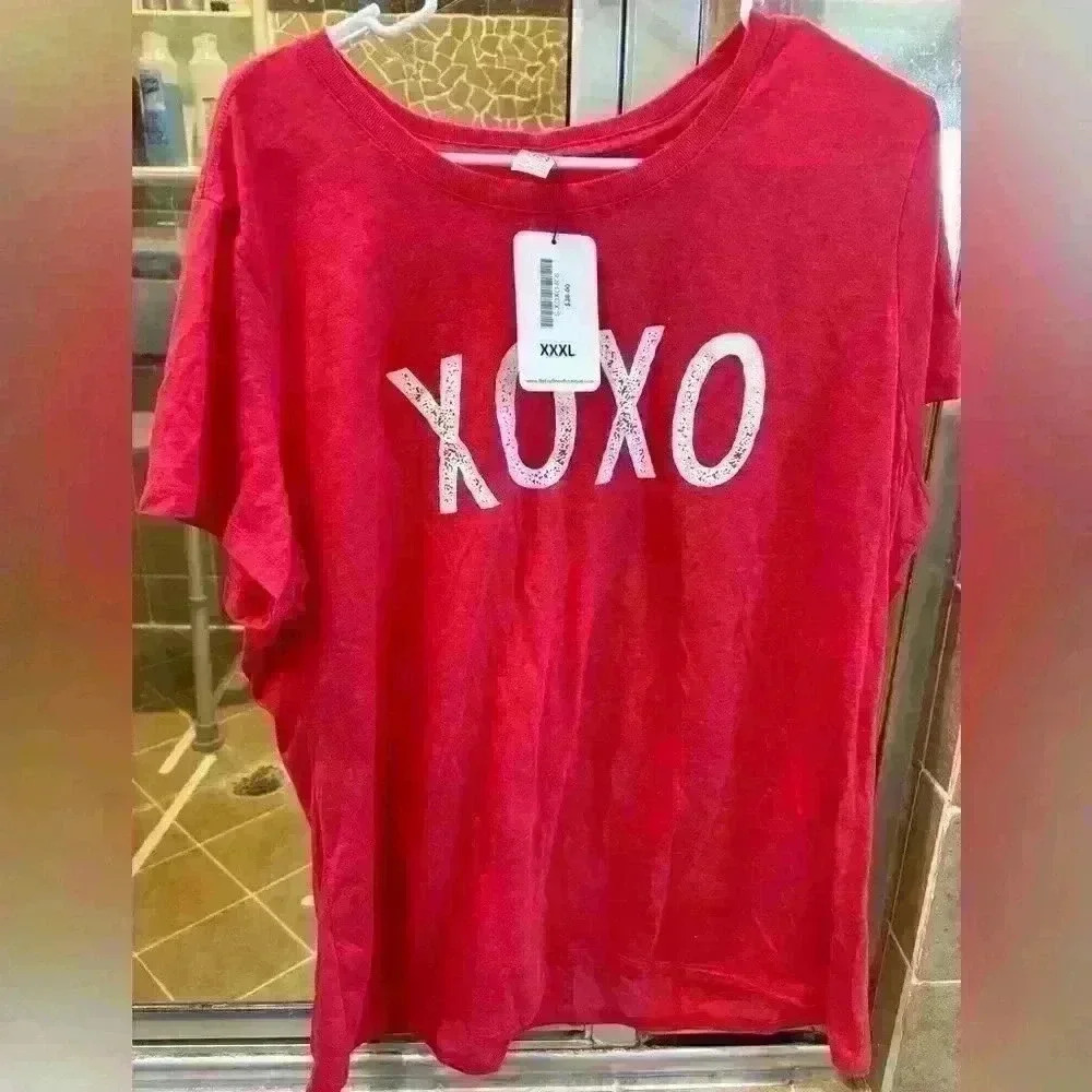Betsy Boo’s Boutique XOXO red and white t-shirt in size XXXL. 💋